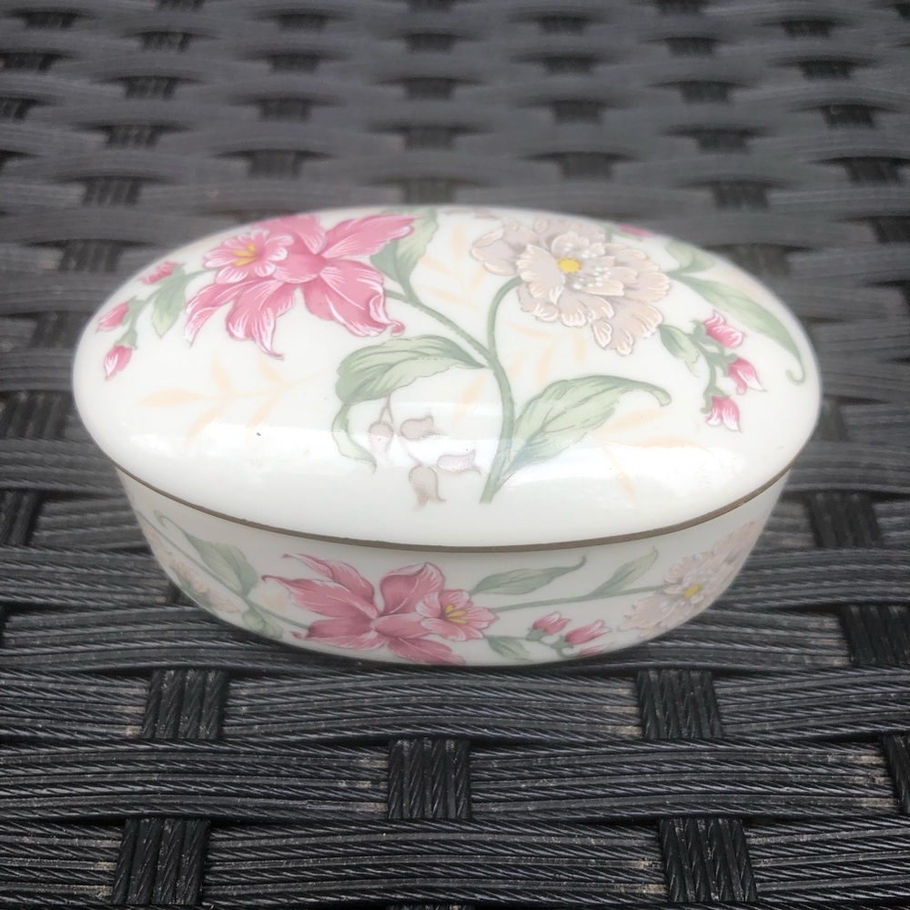 jewelry/decor porcelain box